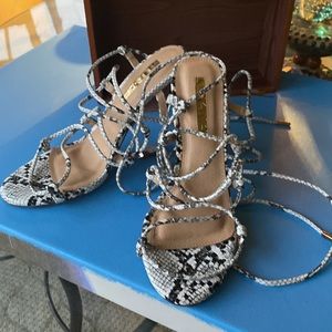 LILIANA SNAKE Wedge Lucite see through heel size 6-61/2. 22” of cord.Striking🤡